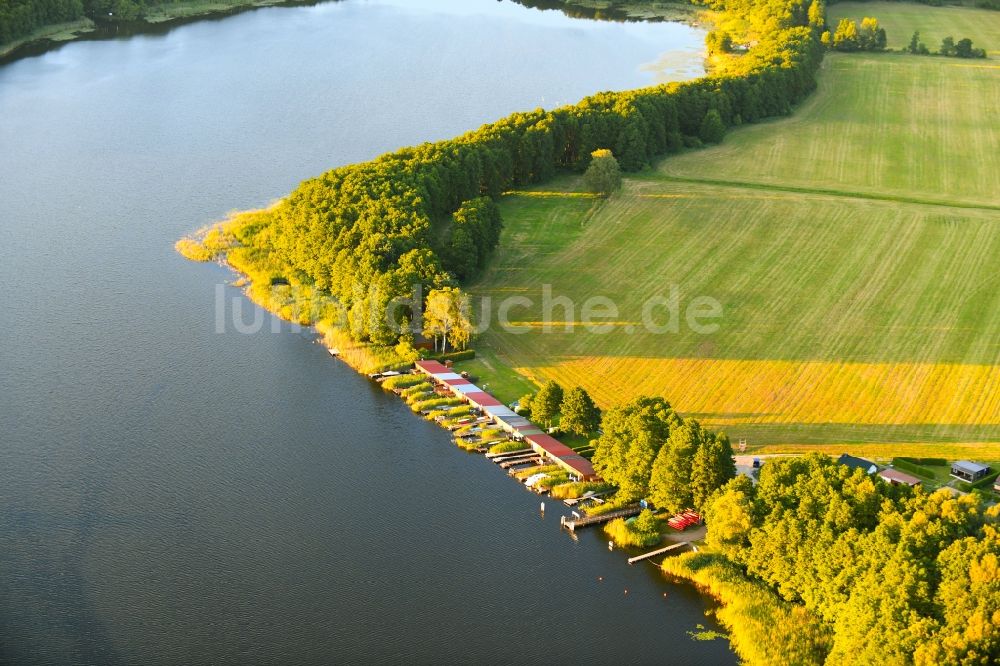 Luftbild Schillersdorf - Bootshaus- Reihen mit Sportboot- Anlegestellen und Bootsliegeplätzen am Uferbereich des Leppinsee in Schillersdorf im Bundesland Mecklenburg-Vorpommern, Deutschland