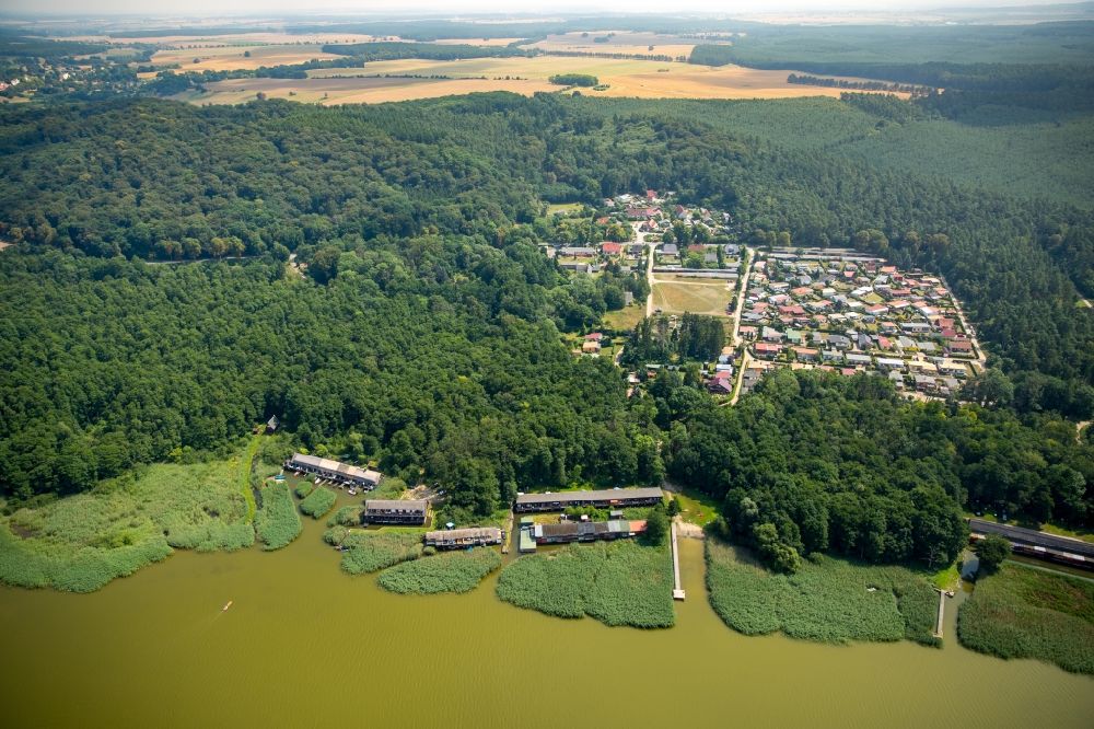 Seedorf von oben - Bootshaus- Reihen mit Sportboot- Anlegestellen und Bootsliegeplätzen am Uferbereich des Malchiner Sees in Seedorf im Bundesland Mecklenburg-Vorpommern