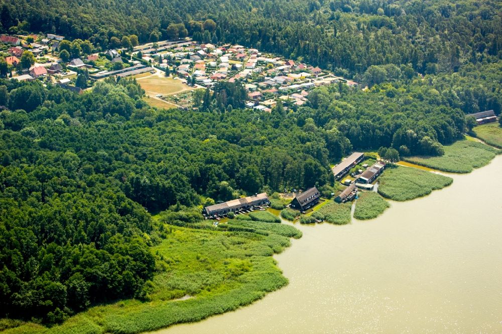 Luftbild Seedorf - Bootshaus- Reihen mit Sportboot- Anlegestellen und Bootsliegeplätzen am Uferbereich des Malchiner Sees in Seedorf im Bundesland Mecklenburg-Vorpommern