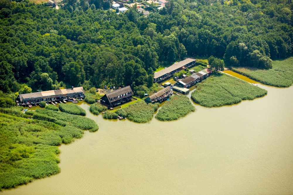 Luftaufnahme Seedorf - Bootshaus- Reihen mit Sportboot- Anlegestellen und Bootsliegeplätzen am Uferbereich des Malchiner Sees in Seedorf im Bundesland Mecklenburg-Vorpommern