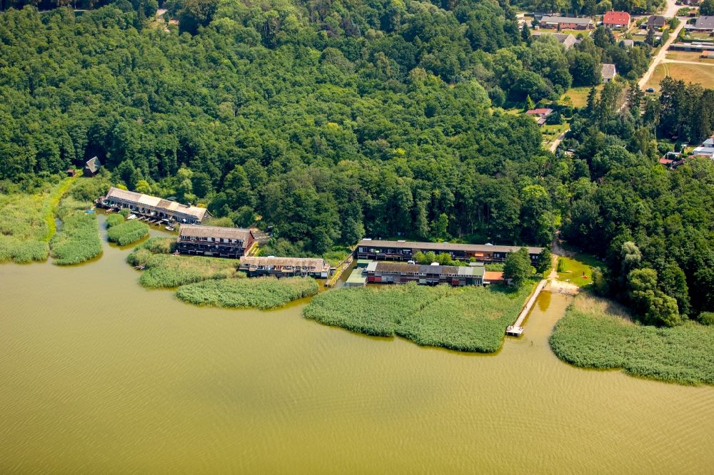 Luftbild Seedorf - Bootshaus- Reihen mit Sportboot- Anlegestellen und Bootsliegeplätzen am Uferbereich des Malchiner Sees in Seedorf im Bundesland Mecklenburg-Vorpommern