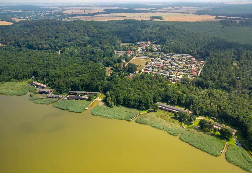 Luftaufnahme Seedorf - Bootshaus- Reihen mit Sportboot- Anlegestellen und Bootsliegeplätzen am Uferbereich des Malchiner Sees in Seedorf im Bundesland Mecklenburg-Vorpommern