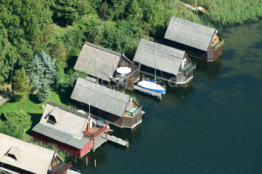 Malchow von oben - Bootshaus- Reihen mit Sportboot- Anlegestellen und Bootsliegeplätzen am Uferbereich Petersdorfer See in Malchow im Bundesland Mecklenburg-Vorpommern