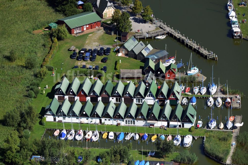 Luftbild Ahrenshoop - Bootshaus- Reihen mit Sportboot- Anlegestellen und Bootsliegeplätzen am Uferbereich des Saaler Bodden in Ahrenshoop im Bundesland Mecklenburg-Vorpommern