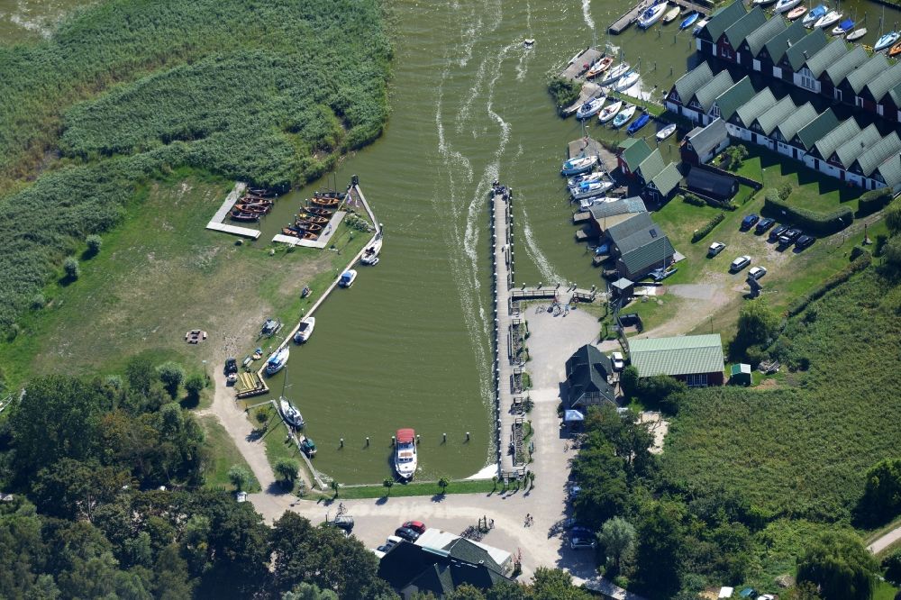 Luftaufnahme Ahrenshoop - Bootshaus- Reihen mit Sportboot- Anlegestellen und Bootsliegeplätzen am Uferbereich des Saaler Bodden in Ahrenshoop im Bundesland Mecklenburg-Vorpommern