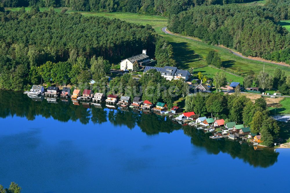 Luftaufnahme Dorf Zechlin - Bootshaus- Reihen am Uferbereich des Großer Zechliner See in Dorf Zechlin im Bundesland Brandenburg, Deutschland