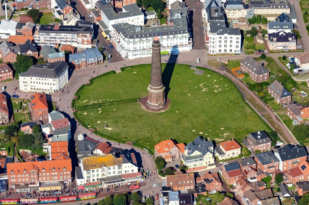 Borkum aus der Vogelperspektive: Borkum neuer Leuchtturm als historisches Seefahrtszeichen im Küstenbereich der Nordsee im Bundesland Niedersachsen