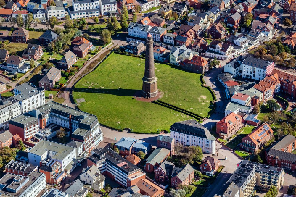 Borkum aus der Vogelperspektive: Borkum neuer Leuchtturm als historisches Seefahrtszeichen im Küstenbereich der Nordsee im Bundesland Niedersachsen