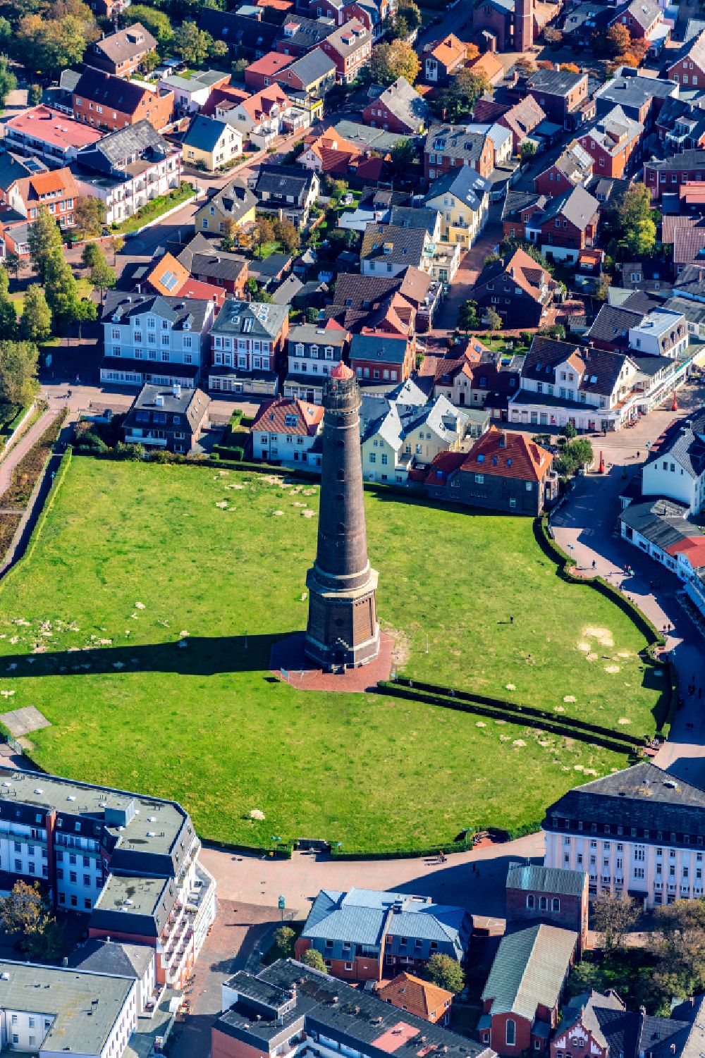 Luftbild Borkum - Borkum neuer Leuchtturm als historisches Seefahrtszeichen im Küstenbereich der Nordsee im Bundesland Niedersachsen