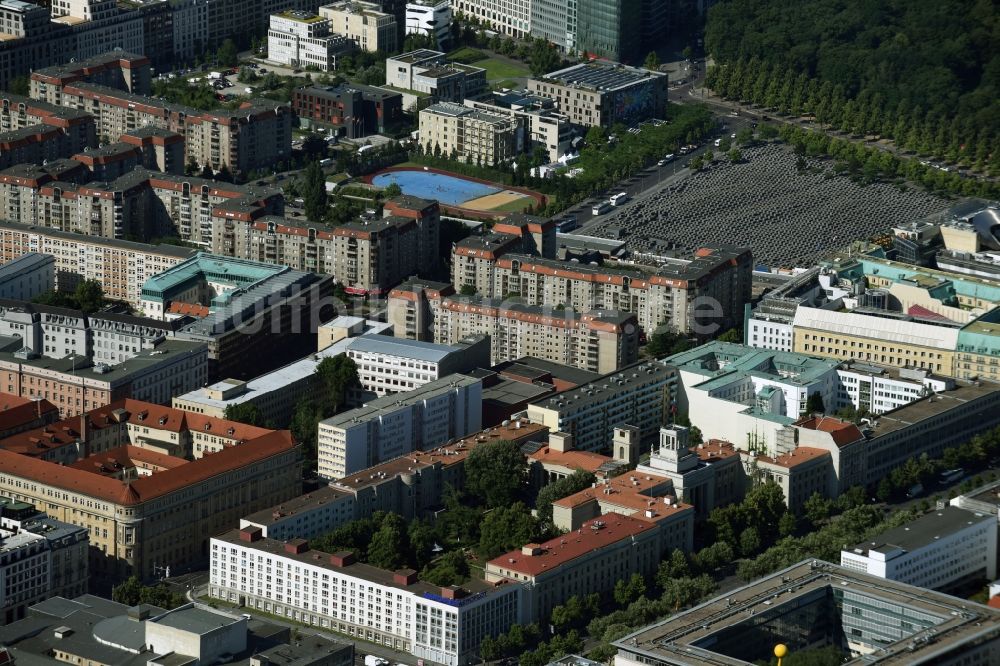 Berlin von oben - Botschafts- Gebäude und Gelände der Diplomatischen Vertretung Botschaft der Russischen Föderation in Mitte Unter den Linden in Berlin