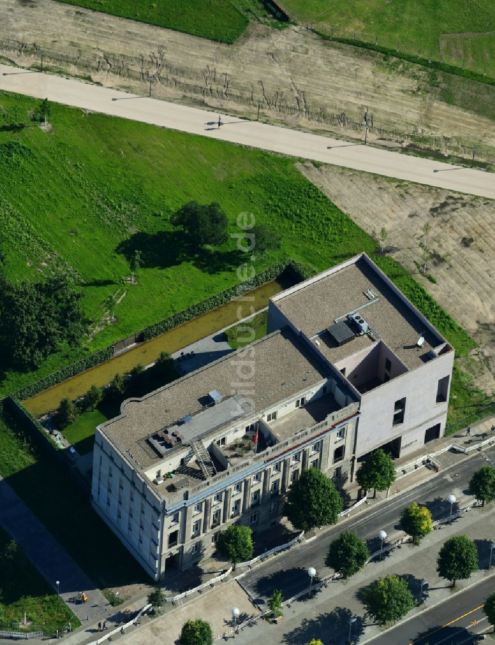 Luftbild Berlin - Botschafts- Gebäude und Gelände der Diplomatischen Vertretung der Schweizerische Botschaft im Ortsteil Tiergarten in Berlin, Deutschland