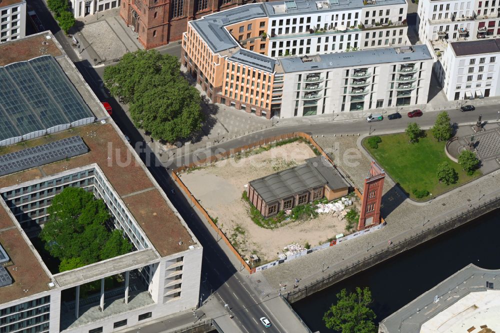 Luftaufnahme Berlin - Brache auf dem Gelände zum geplanten Wiederaufbau der Bauakademie am Schinkelplatz im Ortsteil Mitte in Berlin, Deutschland
