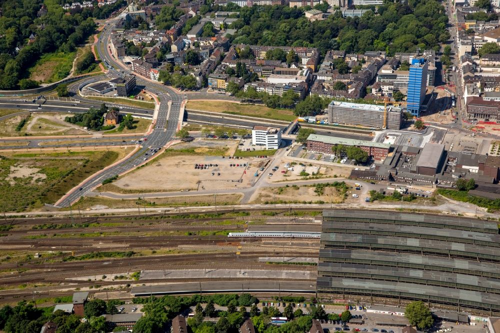 Duisburg von oben - Brachfläche des ehemaligen Güterbahnhofes am Hauptbahnhof der Deutschen Bahn in Duisburg im Bundesland Nordrhein-Westfalen