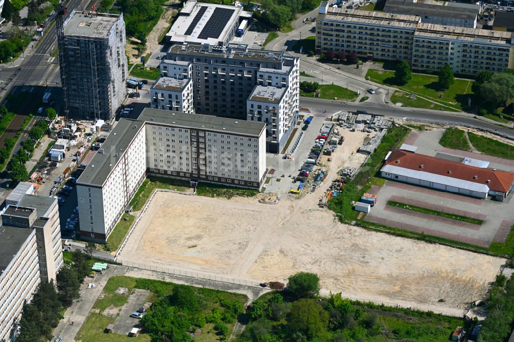 Berlin von oben - Brachfläche nach Abriß einer Plattenbau- Hochhaus- Wohnsiedlung im Ortsteil Marzahn in Berlin, Deutschland