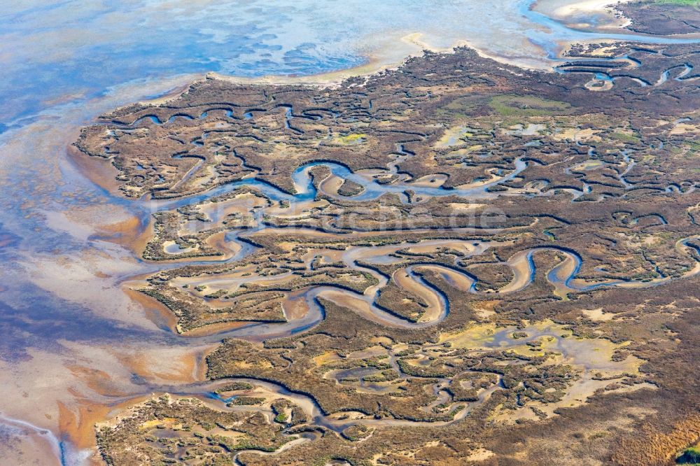 Luftbild Lignano Sabbiadoro - Brackwasserlandschaft auf der Isola Marinetta im Lido di Grado bei Lignano Sabbiadoro in Friuli-Venezia Giulia, Italien