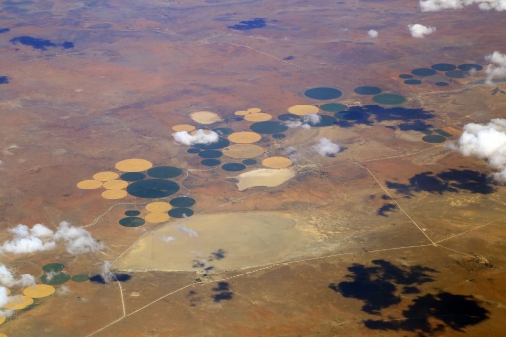 Luftaufnahme Letsemeng - Brackwassersee und bunte Strukturen der Bewässerungsanlagen in der Agrarlandschaft bei Letsemeng in Freistaat, Südafrika