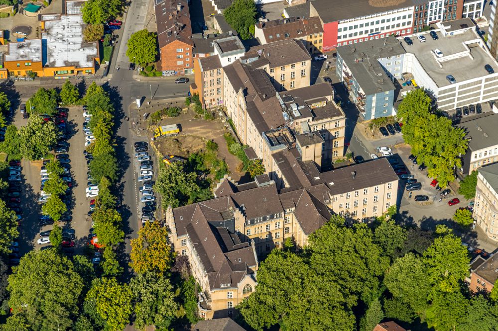 Luftbild Duisburg - Brand- Ruine am Dachstuhl des ehemaligen St. Vincenz- Hospitals in Duisburg im Bundesland Nordrhein-Westfalen, Deutschland
