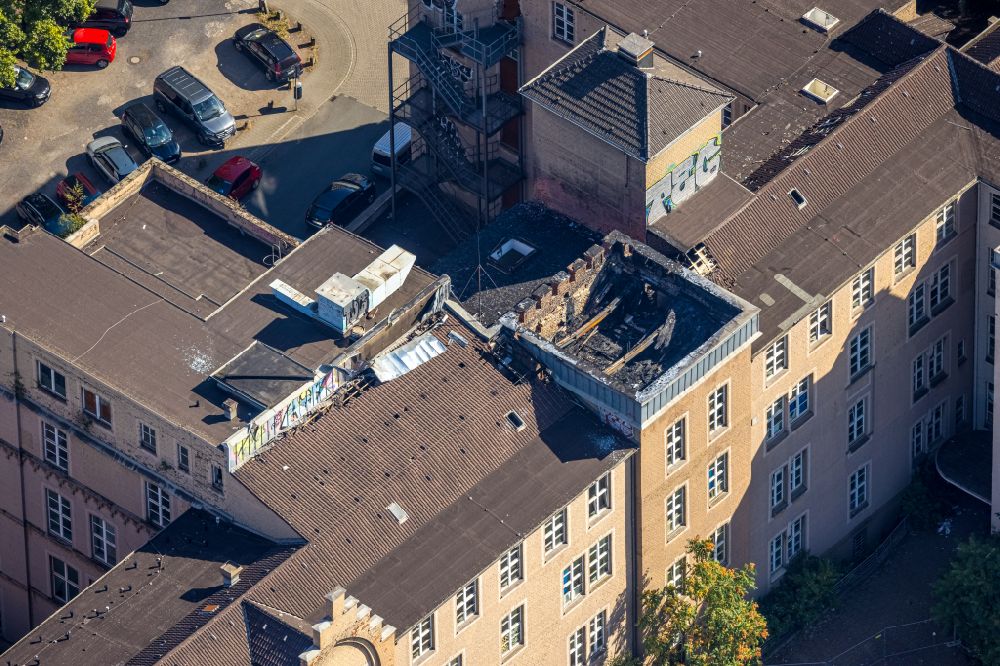 Duisburg von oben - Brand- Ruine am Dachstuhl des ehemaligen St. Vincenz- Hospitals in Duisburg im Bundesland Nordrhein-Westfalen, Deutschland