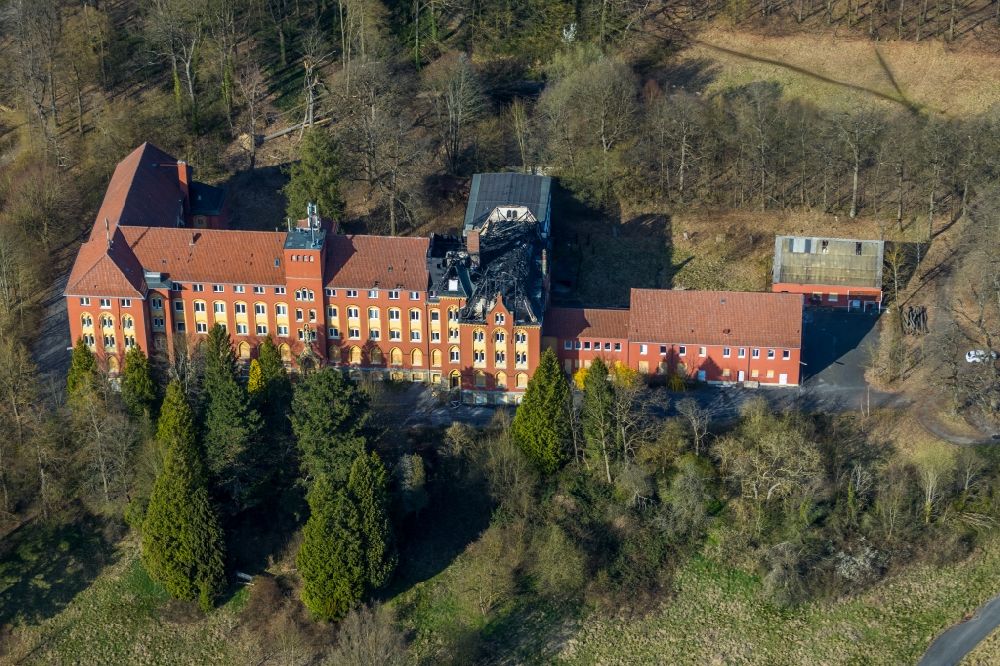 Luftaufnahme Arnsberg - Brand- Ruine des ehemaligen Seniorenheimes Klosterberg in Arnsberg im Bundesland Nordrhein-Westfalen, Deutschland