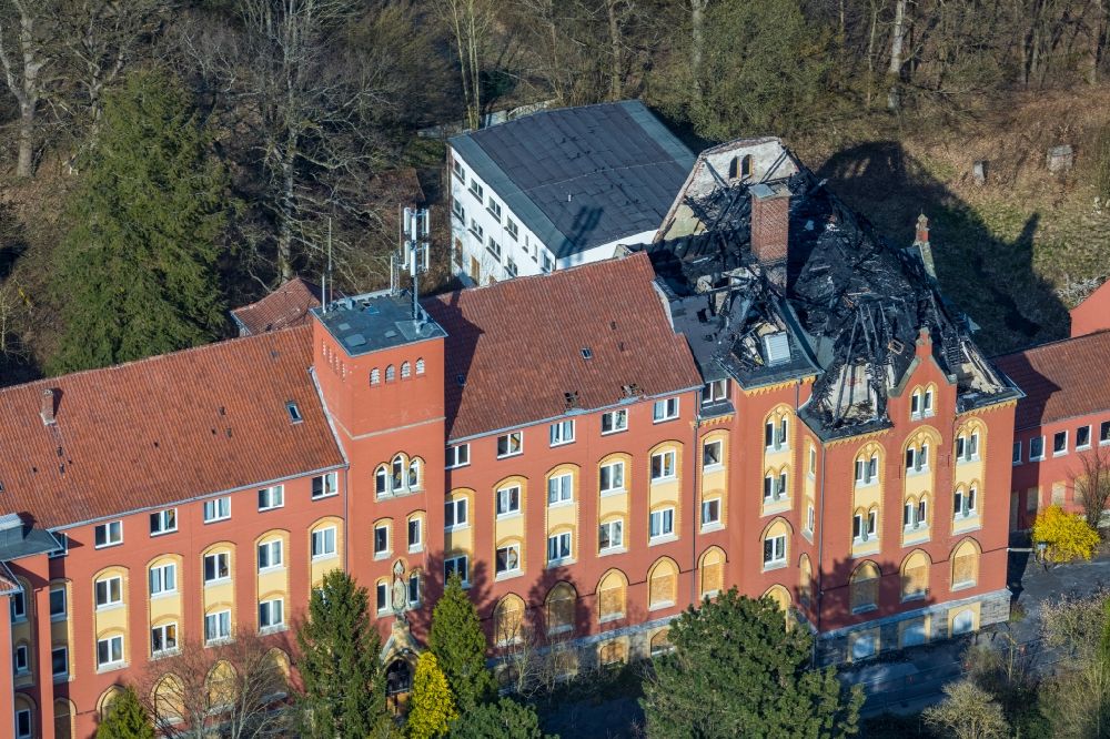 Arnsberg aus der Vogelperspektive: Brand- Ruine des ehemaligen Seniorenheimes Klosterberg in Arnsberg im Bundesland Nordrhein-Westfalen, Deutschland