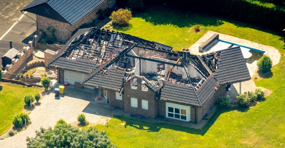 Bottrop von oben - Brand- Ruine eines Einfamilienhauses im Wohngebiet der Villa Armeler Straße in Bottrop im Bundesland Nordrhein-Westfalen