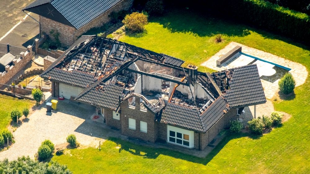 Bottrop aus der Vogelperspektive: Brand- Ruine eines Einfamilienhauses im Wohngebiet der Villa Armeler Straße in Bottrop im Bundesland Nordrhein-Westfalen
