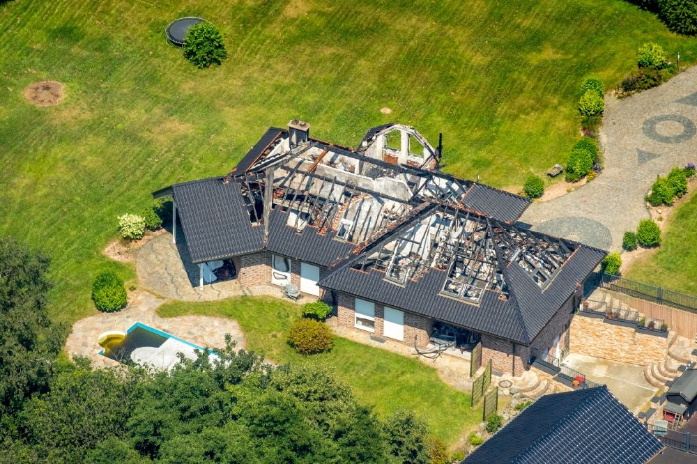 Luftbild Bottrop - Brand- Ruine eines Einfamilienhauses im Wohngebiet der Villa Armeler Straße in Bottrop im Bundesland Nordrhein-Westfalen