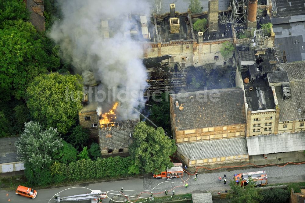 Luftaufnahme Allstedt - Brand- Ruine der Gebäude und Hallen der alten Malzfabrik Am Gehren in Allstedt im Bundesland Sachsen-Anhalt, Deutschland