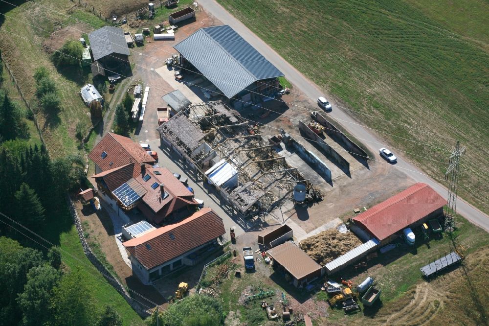 Luftbild Hausen im Wiesental - Brand- Ruine von Stall und Scheune eines Bauernhauses in Hausen im Wiesental im Bundesland Baden-Württemberg, Deutschland