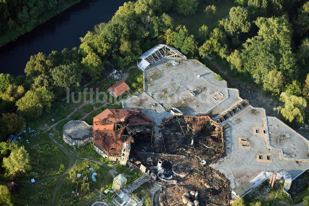 Luftbild Berlin - Brand- Ruine des verfallenden Geländes mit dem Gebäude des geschlossenen Spaßbad / Freizeitbad Blub im Stadtteil Berlin Tempelhof