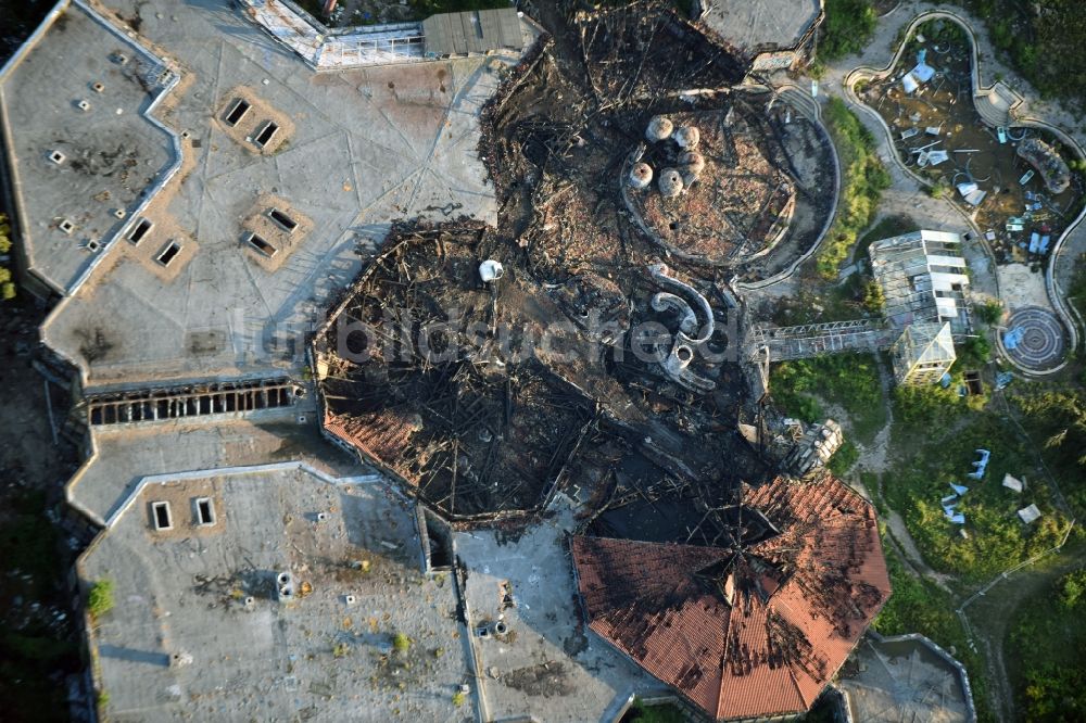 Berlin von oben - Brand- Ruine des verfallenden Geländes mit dem Gebäude des geschlossenen Spaßbad / Freizeitbad Blub im Stadtteil Berlin Tempelhof