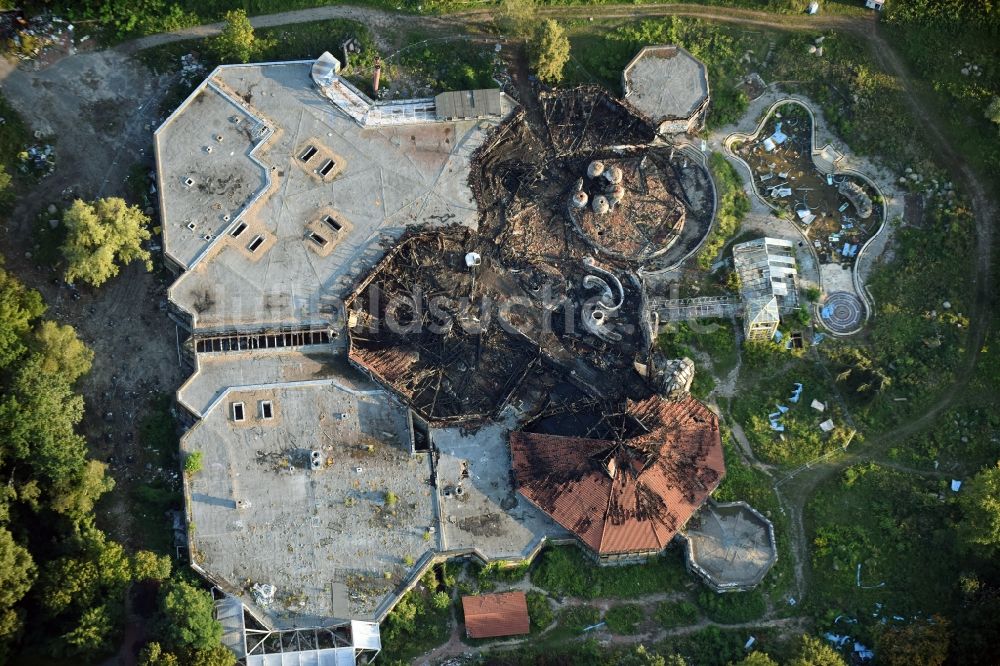 Luftbild Berlin - Brand- Ruine des verfallenden Geländes mit dem Gebäude des geschlossenen Spaßbad / Freizeitbad Blub im Stadtteil Berlin Tempelhof