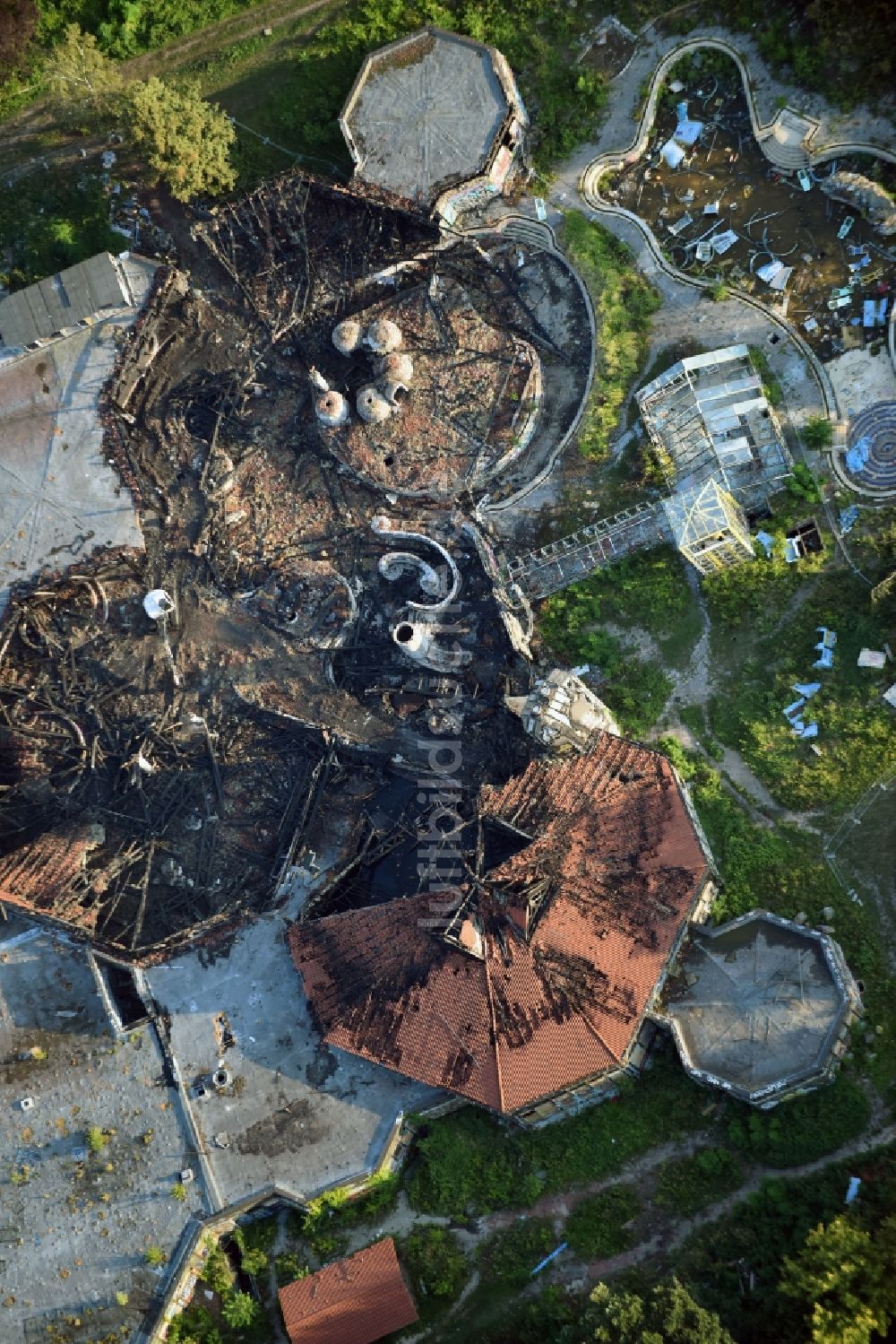 Berlin aus der Vogelperspektive: Brand- Ruine des verfallenden Geländes mit dem Gebäude des geschlossenen Spaßbad / Freizeitbad Blub im Stadtteil Berlin Tempelhof