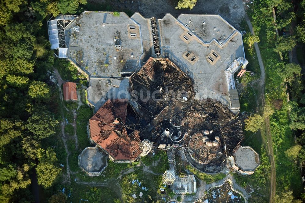 Luftaufnahme Berlin - Brand- Ruine des verfallenden Geländes mit dem Gebäude des geschlossenen Spaßbad / Freizeitbad Blub im Stadtteil Berlin Tempelhof