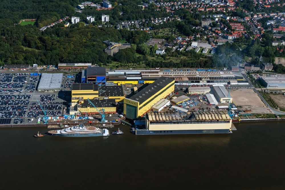 Luftaufnahme Lemwerder - Brand auf dem Werftgelände der Lürssen Werft GmbH & Co. KG an der Industriestraße im Ortsteil Vegesack in Lemwerder im Bundesland Niedersachsen, Deutschland