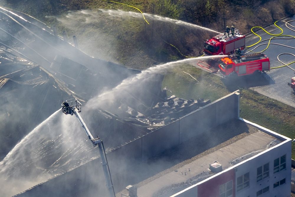 Luftaufnahme Sprockhövel - Brand im Werksgelände der WKW Automotive im Gewerbegebiet Stefansbecke in Sprockhövel im Bundesland Nordrhein-Westfalen