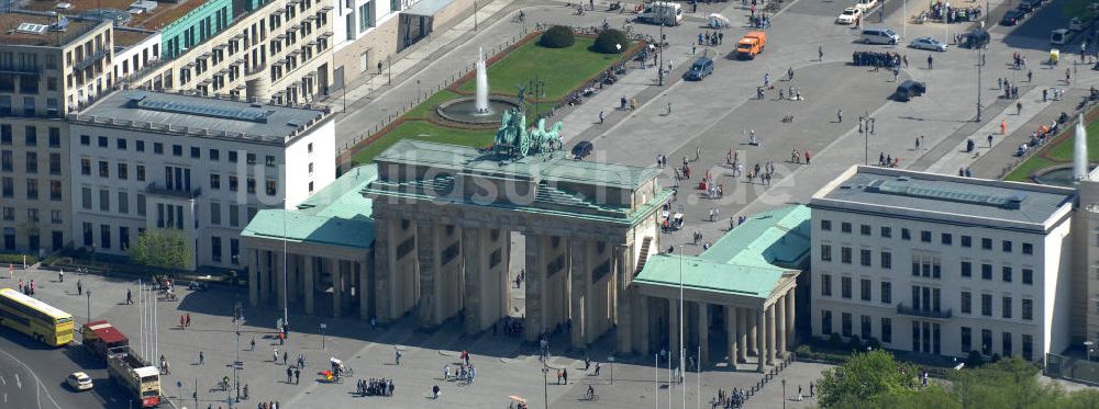 Berlin aus der Vogelperspektive: Brandenburger Tor am Pariser Platz in Berlin