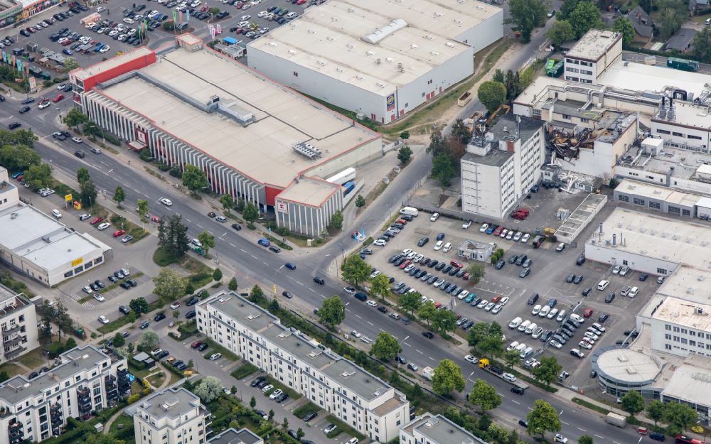 Luftaufnahme Berlin - Brandreste auf den Lagerplatz- und Abstellflächen der Fa. Diehl Metall Applications GmbH in Berlin, Deutschland
