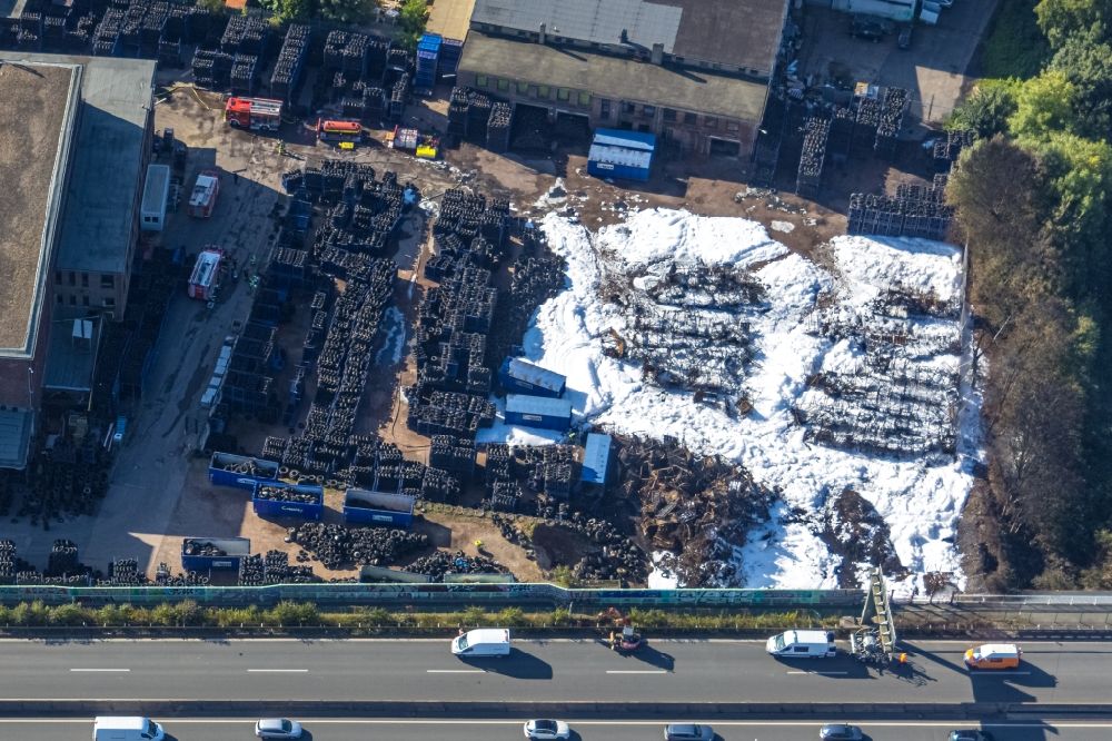 Luftaufnahme Bochum - Brandreste auf den Lagerplatz- und Abstellflächen eines PKW - Reifenlagers in Bochum im Bundesland Nordrhein-Westfalen, Deutschland