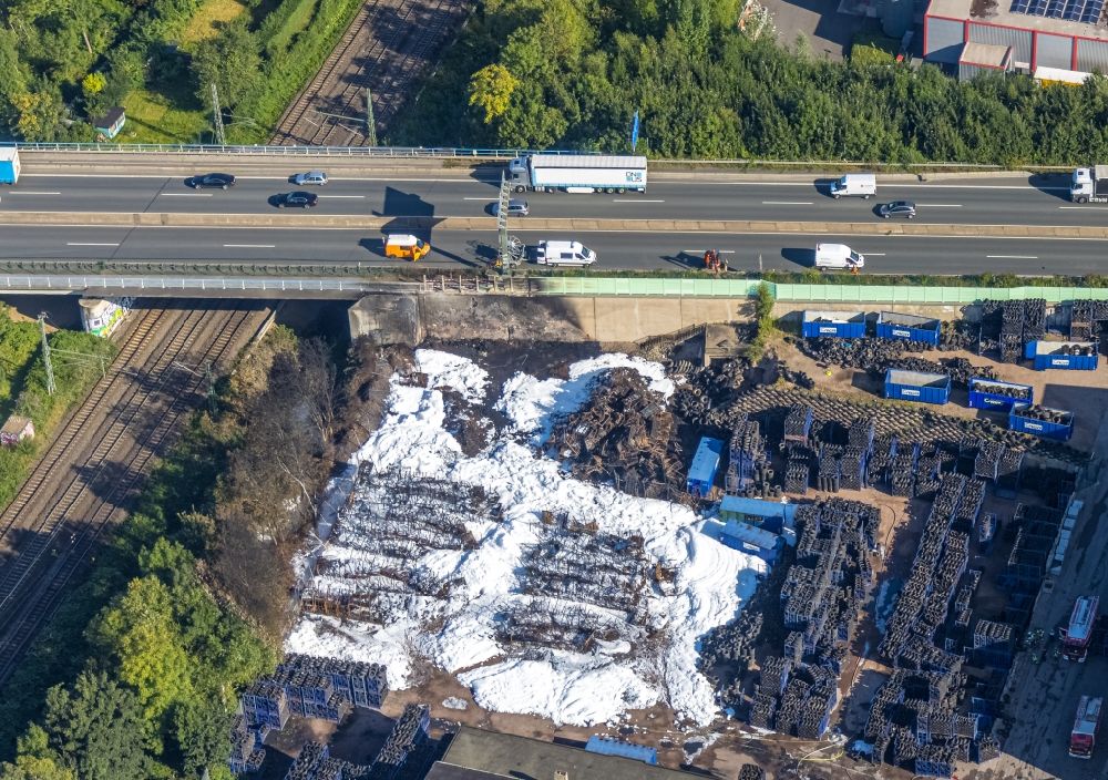 Bochum aus der Vogelperspektive: Brandreste auf den Lagerplatz- und Abstellflächen eines PKW - Reifenlagers in Bochum im Bundesland Nordrhein-Westfalen, Deutschland