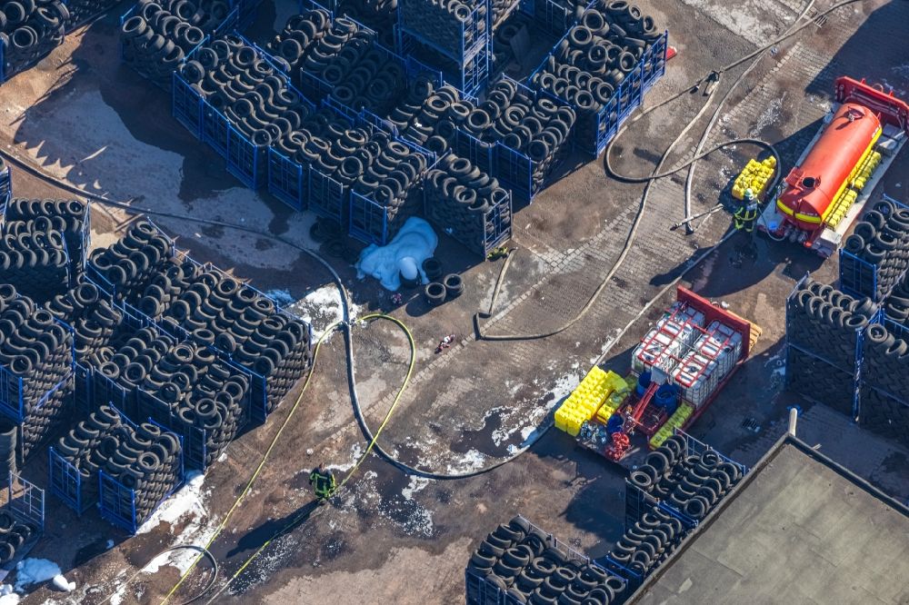 Bochum aus der Vogelperspektive: Brandreste auf den Lagerplatz- und Abstellflächen eines PKW - Reifenlagers in Bochum im Bundesland Nordrhein-Westfalen, Deutschland