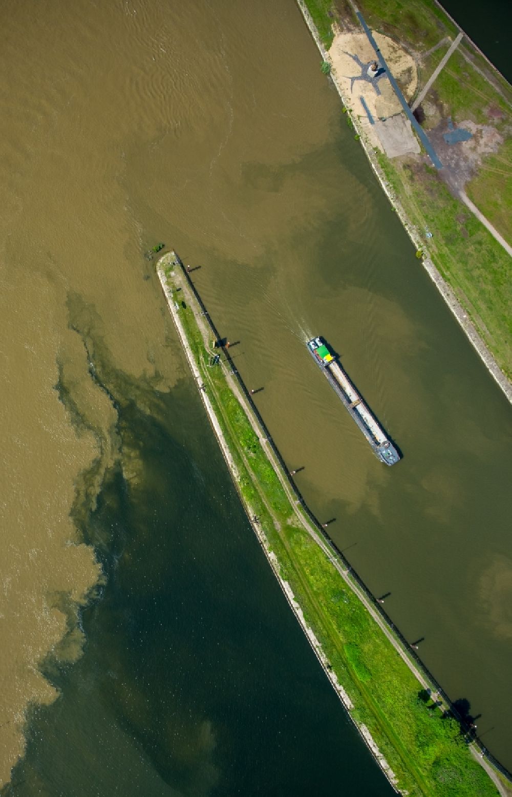 Duisburg aus der Vogelperspektive: Braunes Rheinhochwasser mischt sich mit dem sauberen Ruhrwasser an der Ruhrmündung am Duisburger Hafen in Duisburg im Bundesland Nordrhein-Westfalen