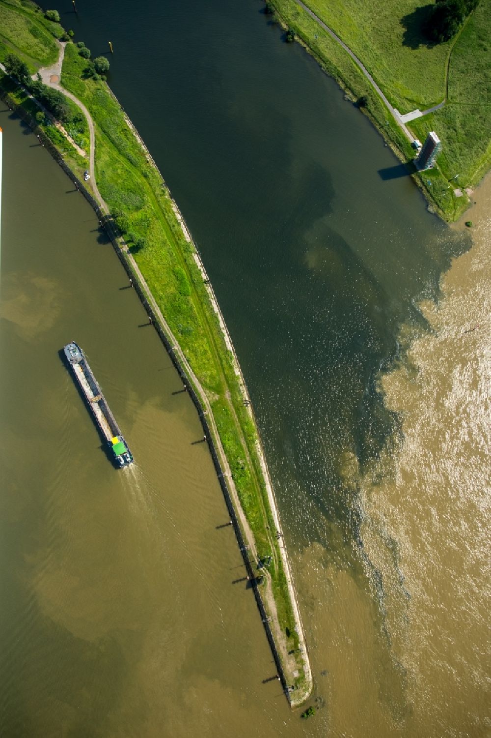 Luftaufnahme Duisburg - Braunes Rheinhochwasser mischt sich mit dem sauberen Ruhrwasser an der Ruhrmündung am Duisburger Hafen in Duisburg im Bundesland Nordrhein-Westfalen