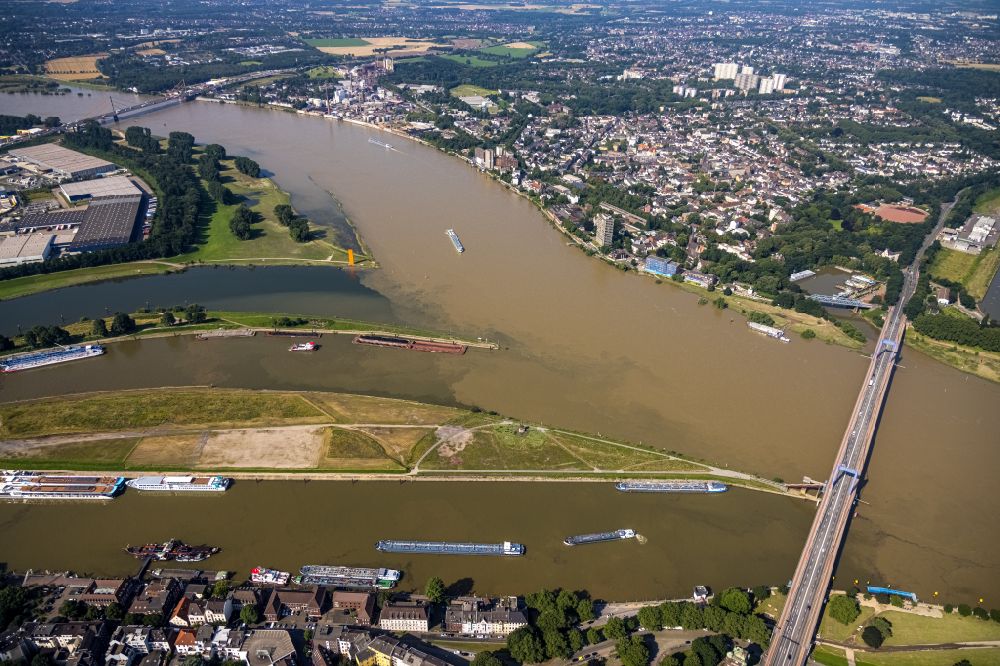 Luftbild Duisburg - Braunes Rheinhochwasser mischt sich mit dem sauberen Ruhrwasser an der Ruhrmündung am Duisburger Hafen in Duisburg im Bundesland Nordrhein-Westfalen