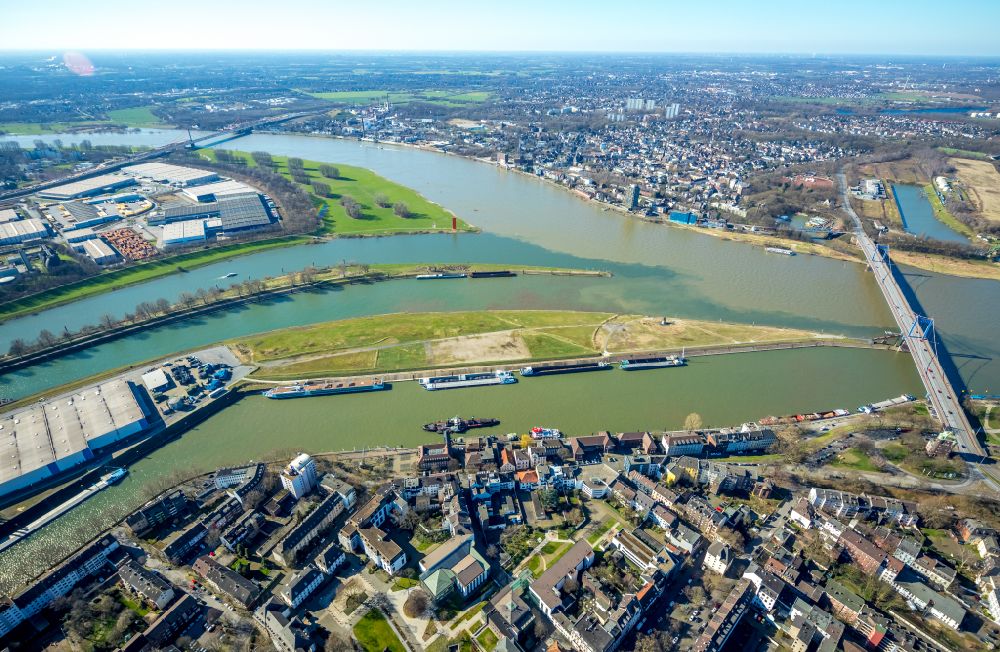 Luftaufnahme Duisburg - Braunes Rheinhochwasser mischt sich mit dem sauberen Ruhrwasser an der Ruhrmündung am Duisburger Hafen in Duisburg im Bundesland Nordrhein-Westfalen