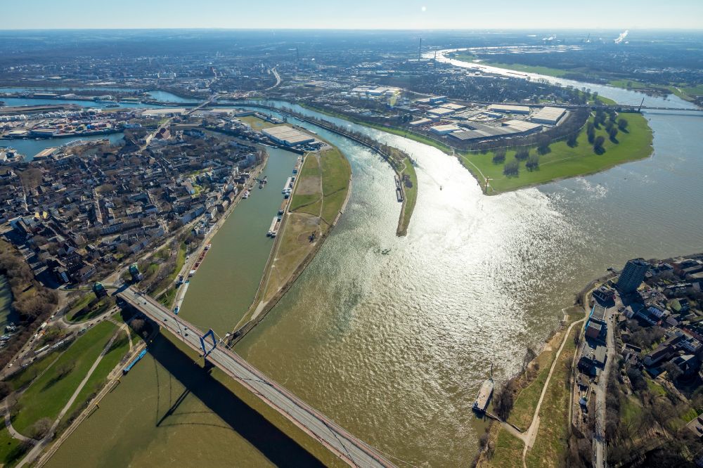 Duisburg von oben - Braunes Rheinhochwasser mischt sich mit dem sauberen Ruhrwasser an der Ruhrmündung am Duisburger Hafen in Duisburg im Bundesland Nordrhein-Westfalen