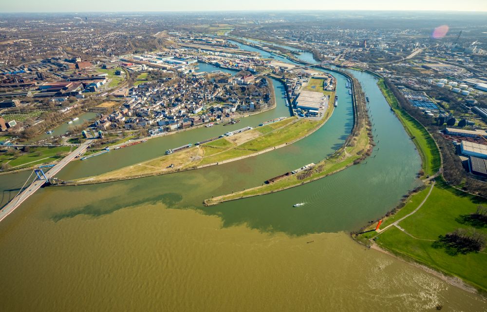 Duisburg aus der Vogelperspektive: Braunes Rheinhochwasser mischt sich mit dem sauberen Ruhrwasser an der Ruhrmündung am Duisburger Hafen in Duisburg im Bundesland Nordrhein-Westfalen
