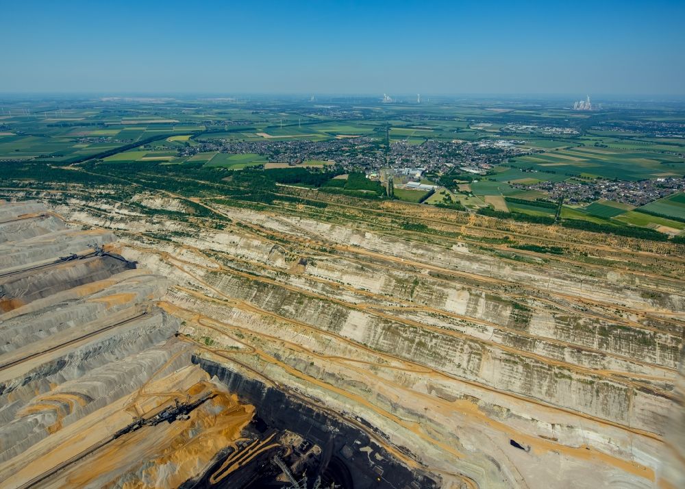Luftaufnahme Niederzier - Braunkohle - Tagebau in Niederzier im Bundesland Nordrhein-Westfalen