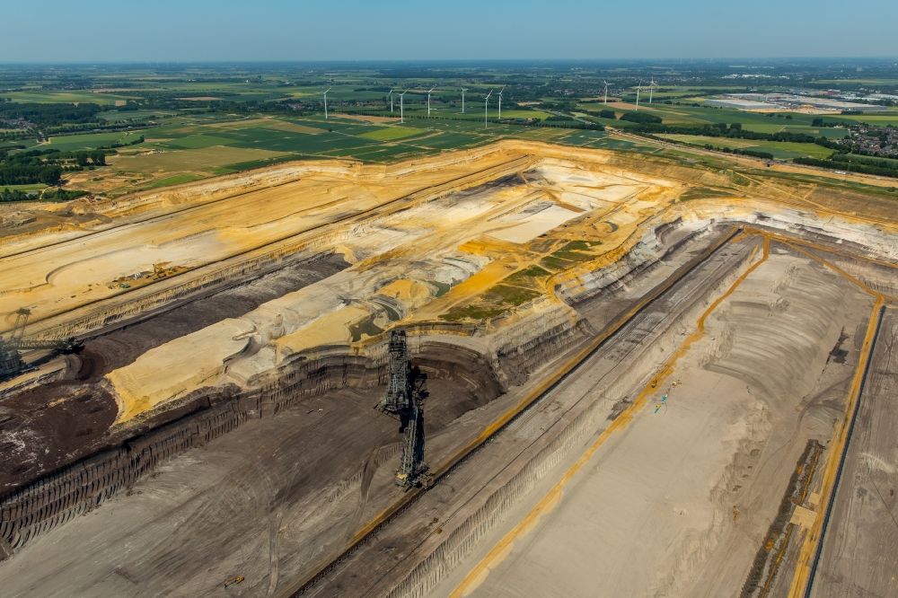 Luftbild Jüchen - Braunkohle - Tagebau der RWE Power im nördlichen Rheinischen Braunkohlerevier in Jüchen im Bundesland Nordrhein-Westfalen
