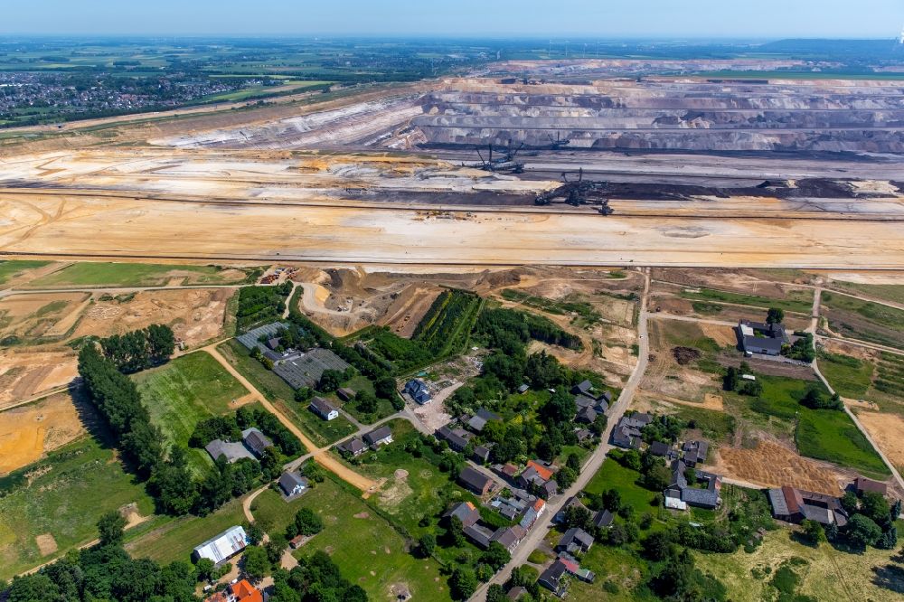 Jüchen von oben - Braunkohle - Tagebau der RWE Power im nördlichen Rheinischen Braunkohlerevier in Jüchen im Bundesland Nordrhein-Westfalen